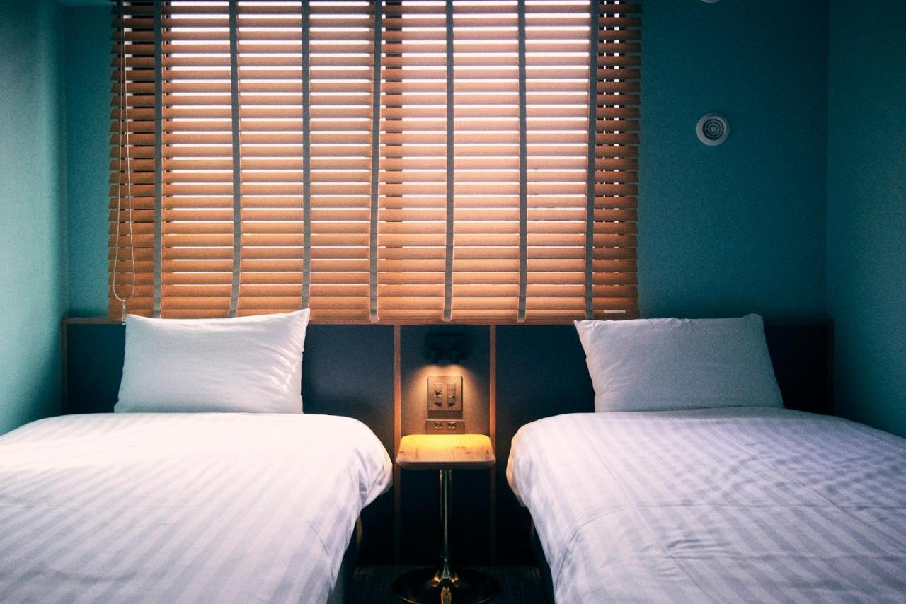 She, Hotel