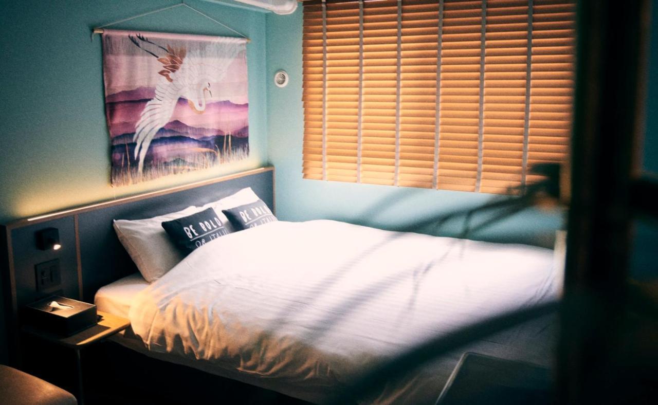 She, Hotel