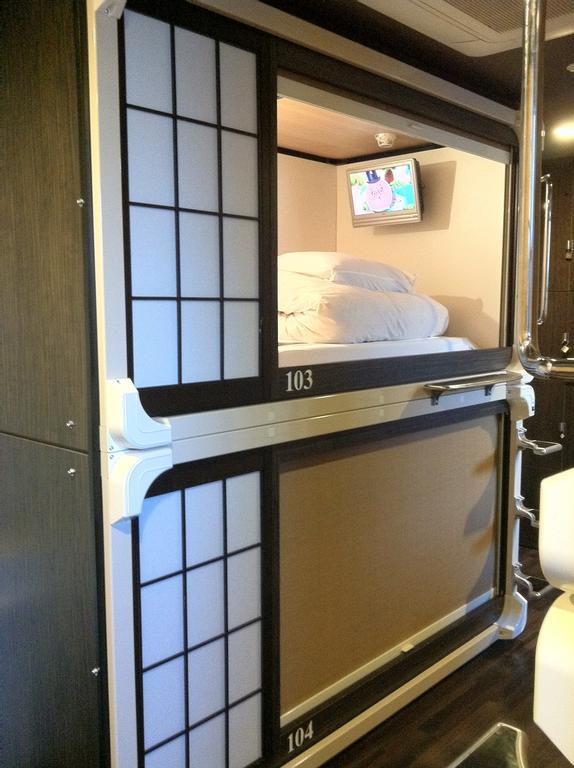 Capsule Capsule hotel
