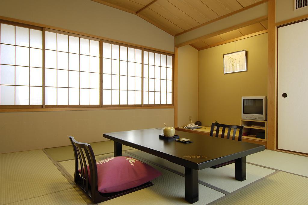 Gion Karaku
