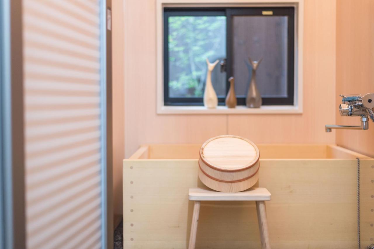 桜の宿千本 Two Two Toilets *