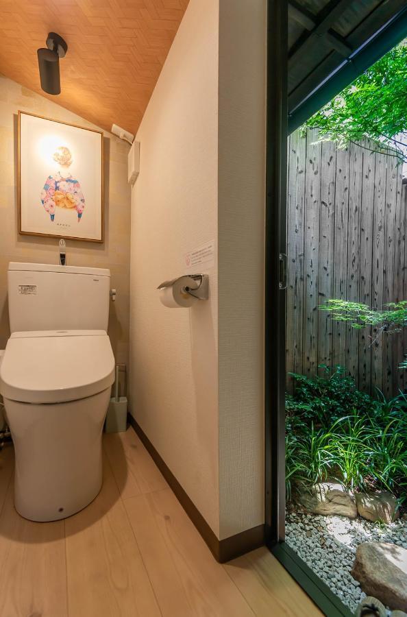 桜の宿千本 Two Two Toilets *