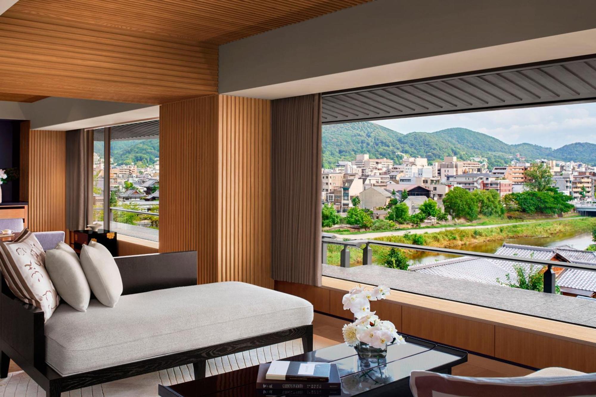 The Ritz-carlton Hotel 5*