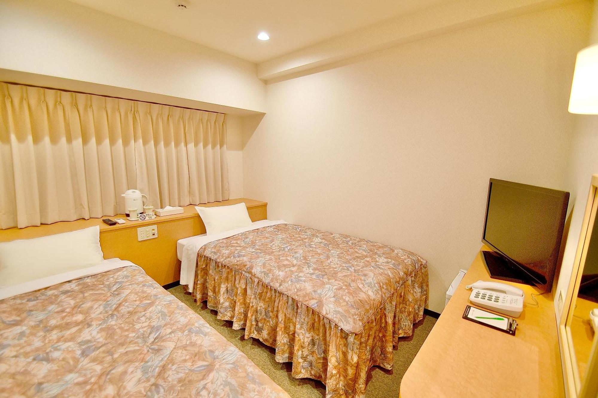 Hotel Universal Karasuma 3*
