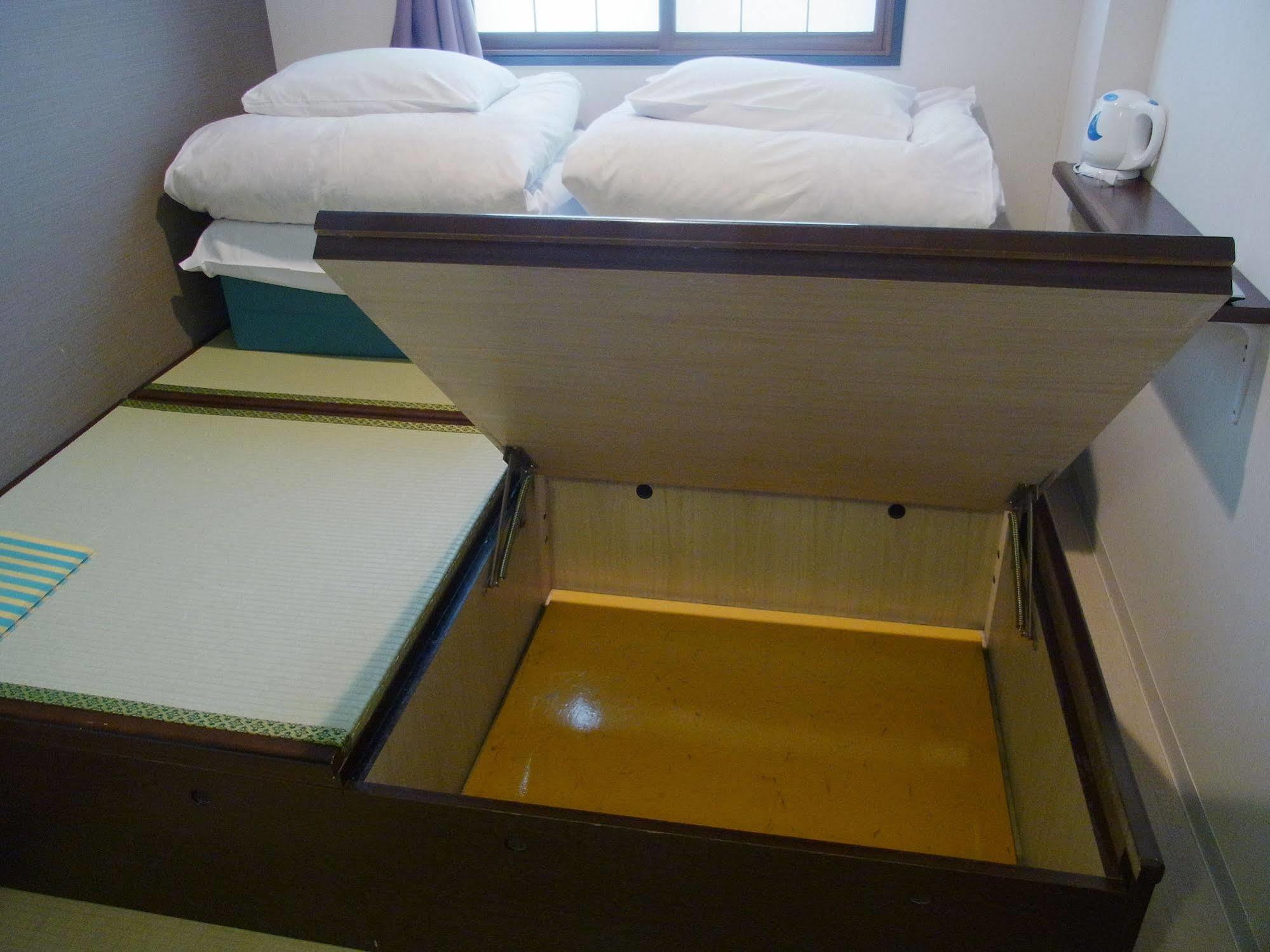 Capsule Capsule hotel