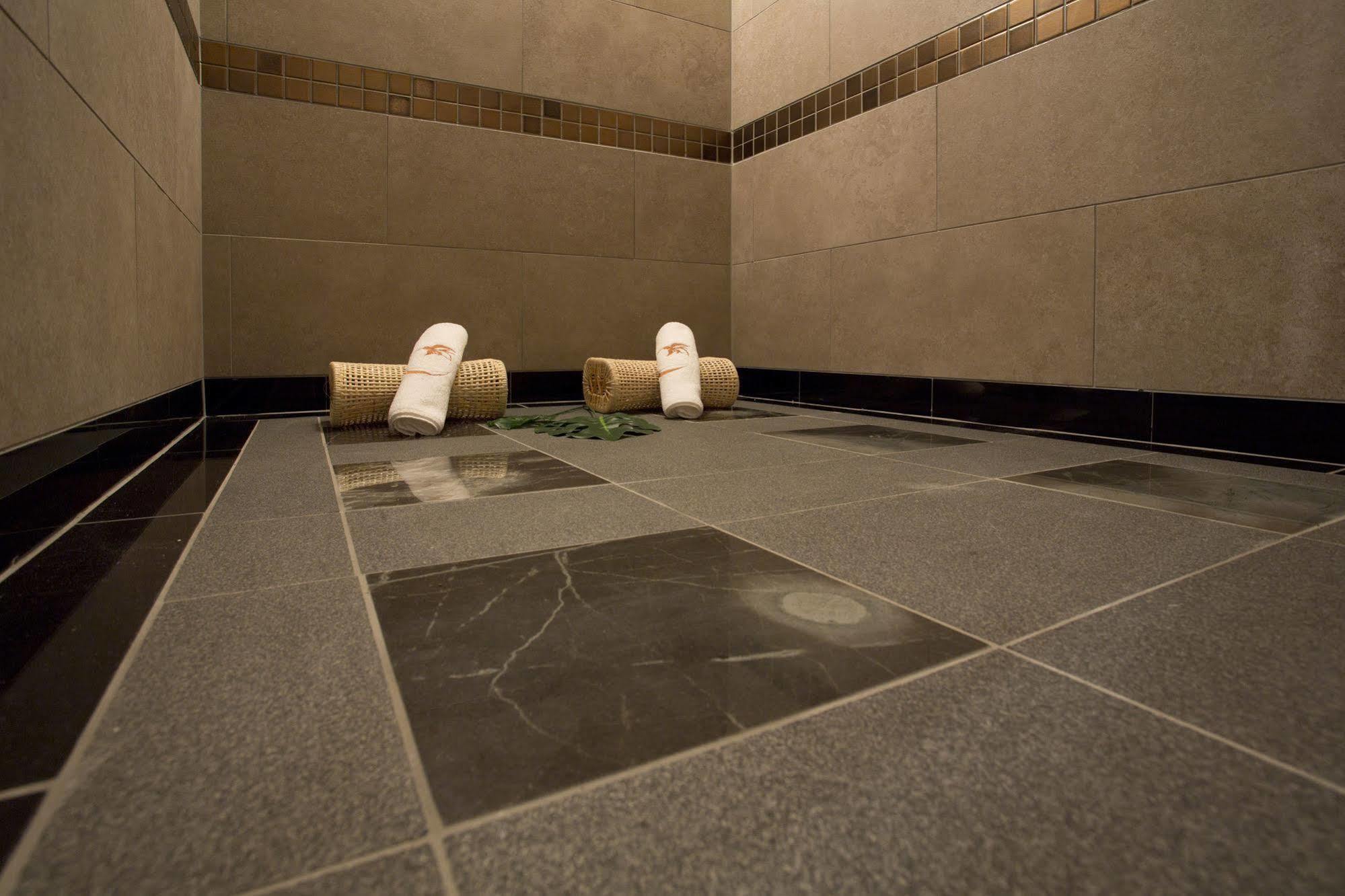 Hotel And Lotus Modern (adults Only) 2*