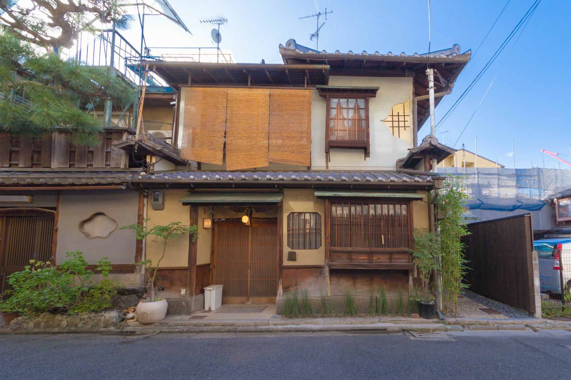 Kumomachiya Gionhanami * Kyoto