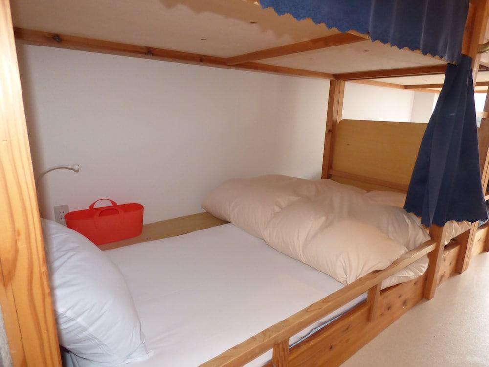 Hostel Hyakumanben Cross *