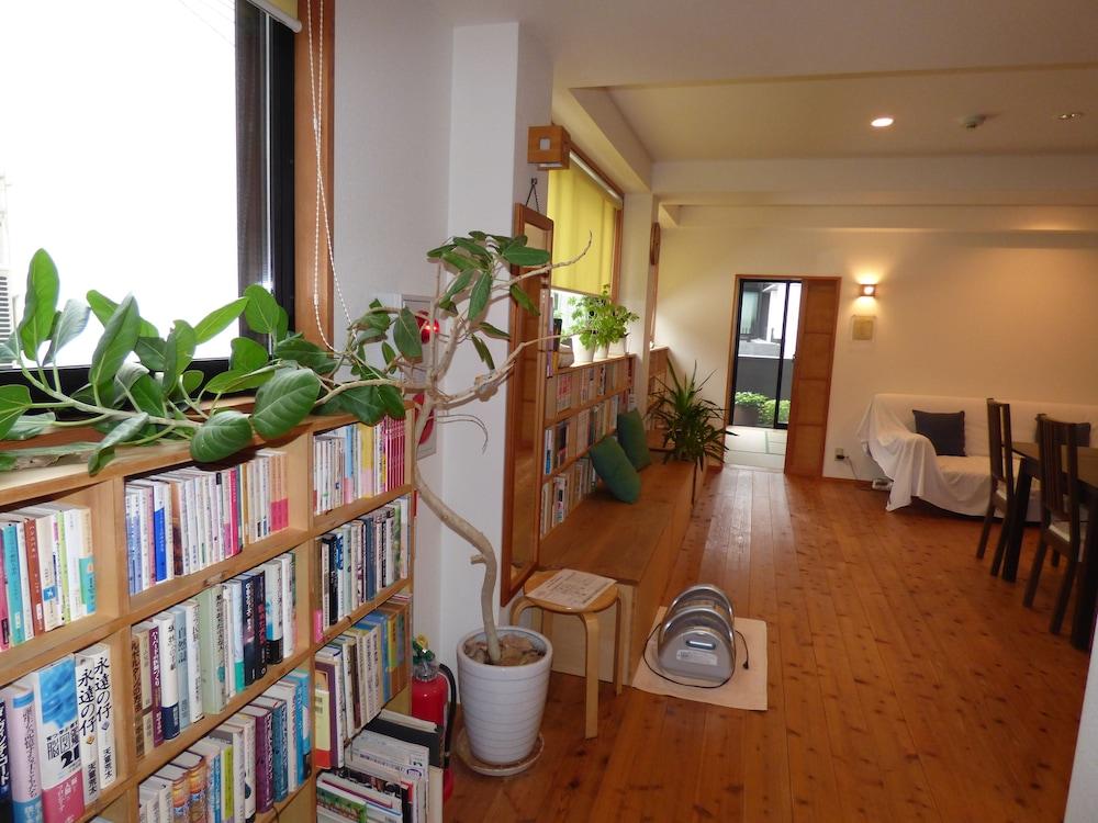Hostel Hyakumanben Cross