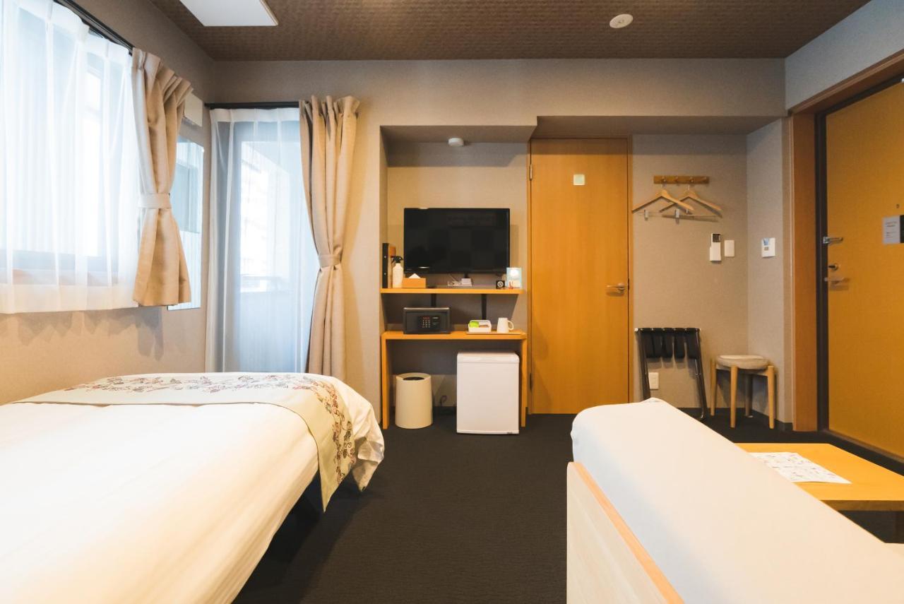 Earth Hotel *