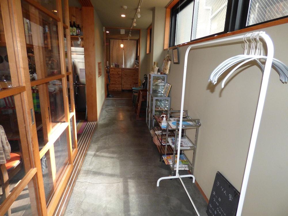 Hostel Hyakumanben Cross