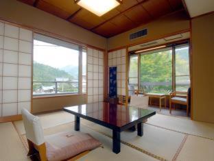 Ryokan Momijiya Honkan Takaosansou 4*