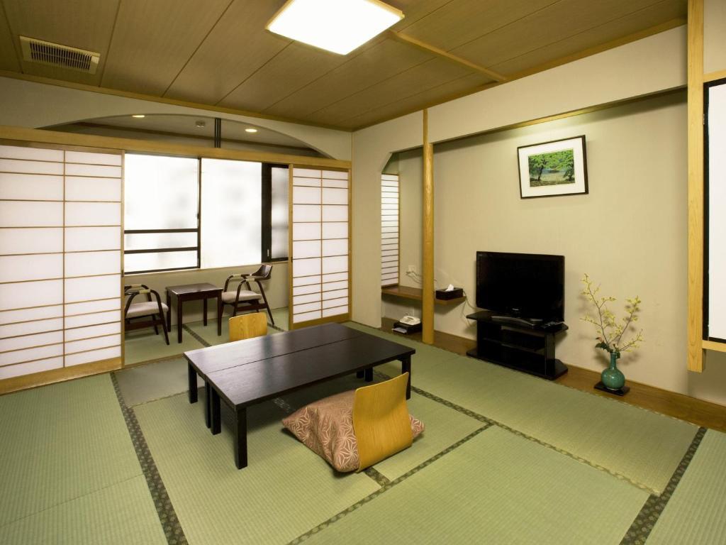 Hirashin Ryokan 3*